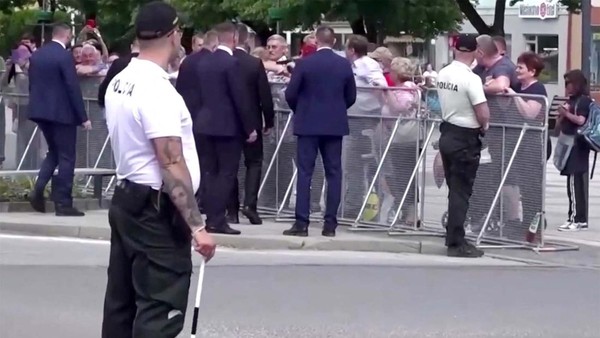 Detik-detik PM Slovakia Ditembak Kakek 71 Tahun di Handlova