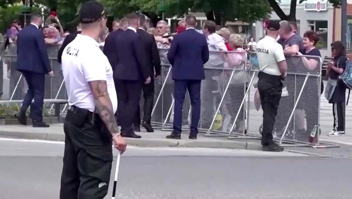 Perdana Menteri (PM) Slovakia Robert Fico ditembak seorang pria lansia berusia 71 tahun. Fico Ditembak usai menghadiri rapat pemerintah di Kota Handlova.