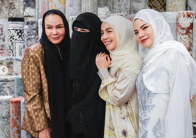 Dinar Candy menghadiri pengajian mengenakan gamis longgar yang panjang. Tampak aksen bordir membantu menyemarakkan penampilan. Foto: Dok. Instagram Dinar Candy