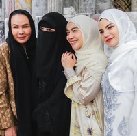 Dinar Candy menghadiri pengajian mengenakan gamis longgar yang panjang. Tampak aksen bordir membantu menyemarakkan penampilan. Foto: Dok. Instagram Dinar Candy