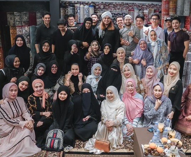 Ini merupakan pengajian pertama Dinar Candy. “Umi pipik makasih sudah menerima dinar dengan baik di pengajian pertama,” tulisnya di Instagram. Foto: Dok. Instagram Dinar Candy