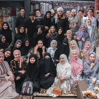 Ini merupakan pengajian pertama Dinar Candy. “Umi pipik makasih sudah menerima dinar dengan baik di pengajian pertama,” tulisnya di Instagram. Foto: Dok. Instagram Dinar Candy