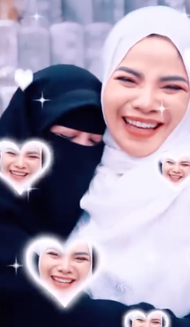 Dinar Candy tampil beda dengan berhijab dan berpenampilan tertutup saat menghadiri pengajian. Bahkan ia mengaku menjadi ketua pengajian bersama Ummi Pipik. Foto: Dok. Instagram Dinar Candy