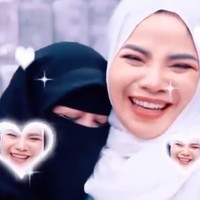 Dinar Candy tampil beda dengan berhijab dan berpenampilan tertutup saat menghadiri pengajian. Bahkan ia mengaku menjadi ketua pengajian bersama Ummi Pipik. Foto: Dok. Instagram Dinar Candy