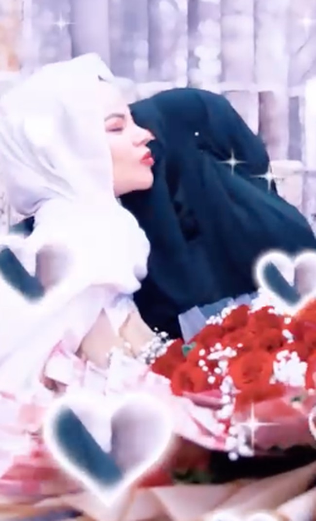 Dinar Candy tampil beda dengan mengenakan pashmina putih dan busana bernuansa senada. Ia juga menerapkan riasan natural. Foto: Dok. Instagram Dinar Candy