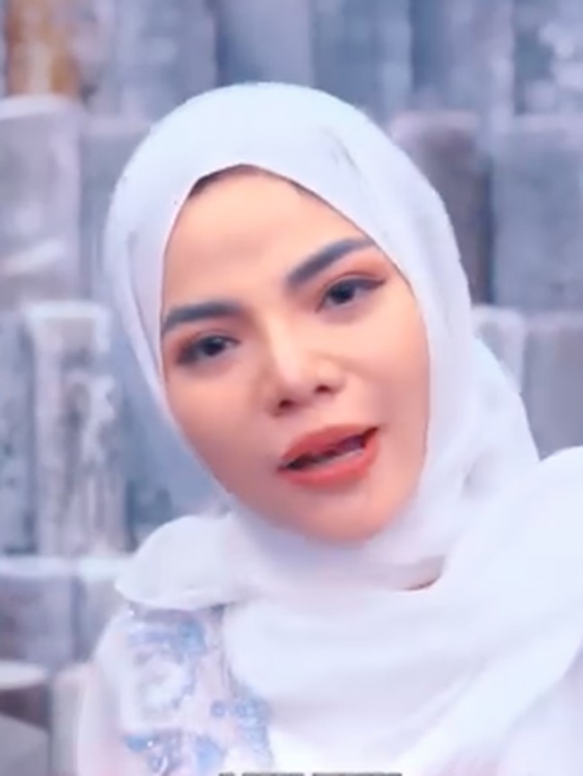 “Umi Pipik makasih ya udah angkat aku jadi Ketua Pengajian,” tulis Dinar Candy di Instagram pribadinya. Foto: Dok. Instagram Dinar Candy