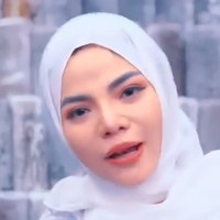 “Umi Pipik makasih ya udah angkat aku jadi Ketua Pengajian,” tulis Dinar Candy di Instagram pribadinya. Foto: Dok. Instagram Dinar Candy