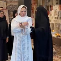 Dinar Candy menghadiri pengajian bersama Ummi Pipipk dan beberapa rekan selebriti lainnya. Foto: Dok. Instagram Dinar Candy