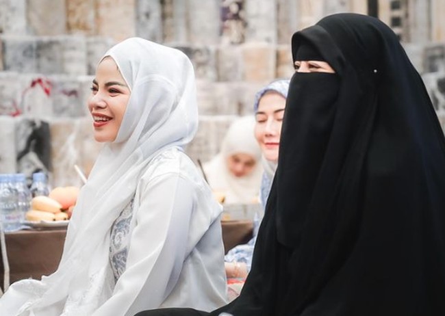 Meski belum mengenakan hijab sepenuhnya dan masih memperlihatkan rambut namun gaya Dinar Candy tetap mencuri perhatian. Ia dikenal selalu mengenakan pakaian ketat dan seksi. Foto: Dok. Instagram Dinar Candy