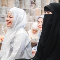 Meski belum mengenakan hijab sepenuhnya dan masih memperlihatkan rambut namun gaya Dinar Candy tetap mencuri perhatian. Ia dikenal selalu mengenakan pakaian ketat dan seksi. Foto: Dok. Instagram Dinar Candy