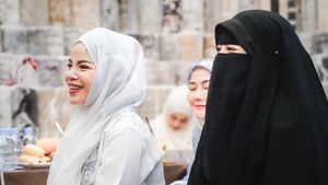 7 Gaya Dinar Candy Berhijab Saat Jadi Ketua Pengajian Bareng Ummi Pipik