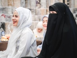 7 Gaya Dinar Candy Berhijab Saat Jadi Ketua Pengajian Bareng Ummi Pipik