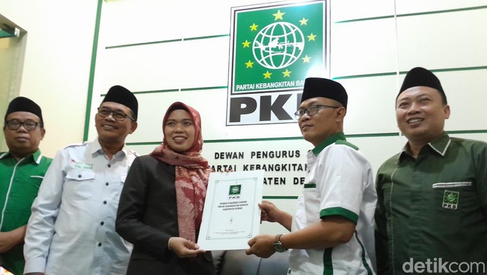 Eistianah mendatangi kantor DPC PKB Demak untuk mengikuti penjaringan bakal calon bupati, Kamis (16/5/2924(.