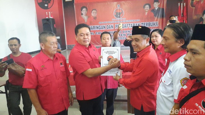 Eks Wabup Pati Saiful Arifin mendaftar bakal calon Bupati Pati di kantor DPC PDI Perjuangan Pati, Kamis (16/5/2024).