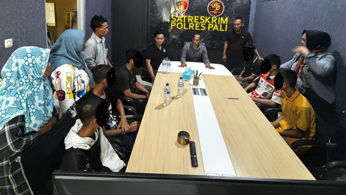 Enam pelajar SMP yang aniaya ODGJ di PALI jadi tersangka.
