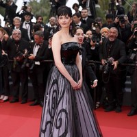 Eva Green bergaya monokrom dalam gaun bervolume dari Armani Prive. Foto: Vianney Le Caer/Invision/AP