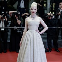 Anya Taylor-Joy bergaya ethereal dengan gaun nude berkilauan dari koleksi Dior. Foto: Vianney Le Caer/Invision/AP