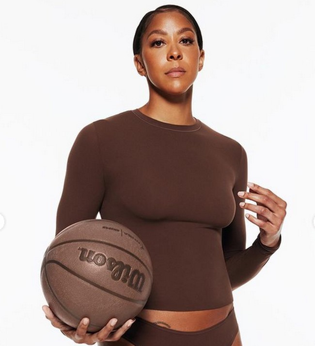 Bekerjasama dengan organisasi WNBA (Womens National Basketball Association), Skims merilis underwear, bra kemben hingga kaus ketat. Foto: dok. Instagram @skims