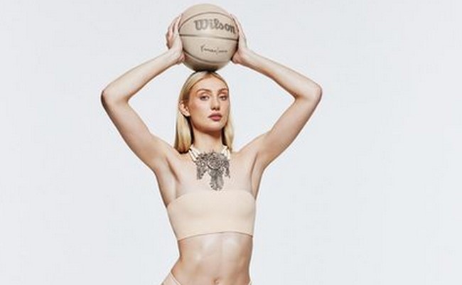 Ada juga Cameron Brink yang tampil menawan dengan kemben warna nude. Foto: dok. Instagram @skims