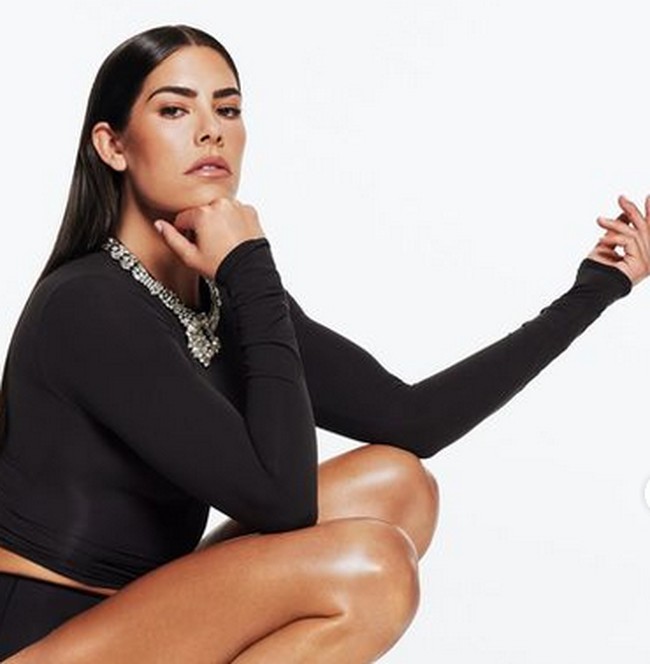 Kelsey Plum tampil cantik dengan kaus lengan panjang hitam dan underwear yang juga datang dari koleksi Skims. Foto: dok. Instagram @skims