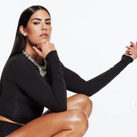 Kelsey Plum tampil cantik dengan kaus lengan panjang hitam dan underwear yang juga datang dari koleksi Skims. Foto: dok. Instagram @skims