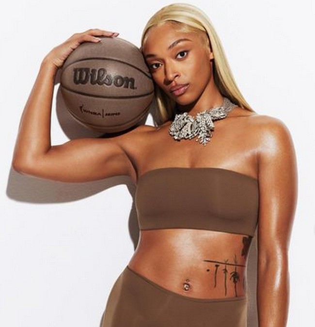 Atlet bertato Dijonai Carrington tampil dengan kemben coklat dan celana pendek warna senada. Foto: dok. Instagram @skims