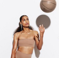 Sementara itu atlet Skylar Diggins-Smith mengenakan underwear highwaist warna nude. Koleksi tersebut memperlihatkan betapa nyaman pakaian dalam tersebut bahkan tidak mengganggu saat berolahraga. Foto: dok. Instagram @skims