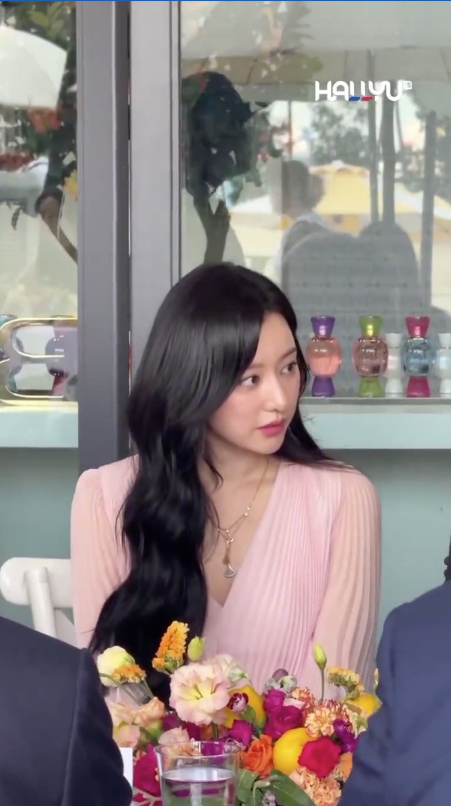 Koleksi ‘Pleated Chiffon Mini Dress’ yang dikenakannya memiliki detail serutan pada bagian lengannya, dengan kerah V. Harganya mencapai ₩3,380,000 atau Rp 39,9 juta. Foto: Instagram