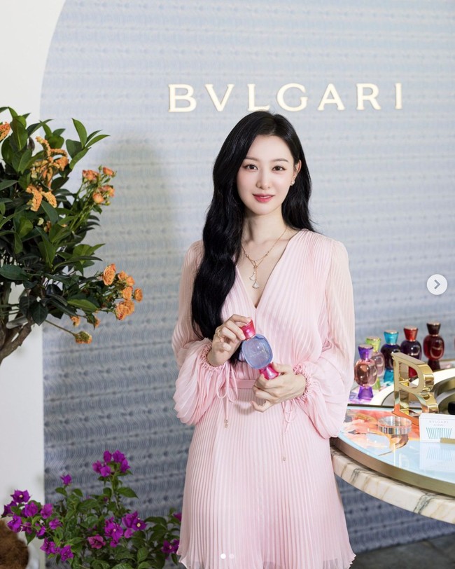 Imej Kim Ji Won sebagai Hong Hae In di drama Korea Queen of Tears masih melekat. Sejumlah netizen Korea menyebut Kim Ji Won bak melakukan perjalanan bisnis sebagai CEO Queens Department Store. Foto: Instagram