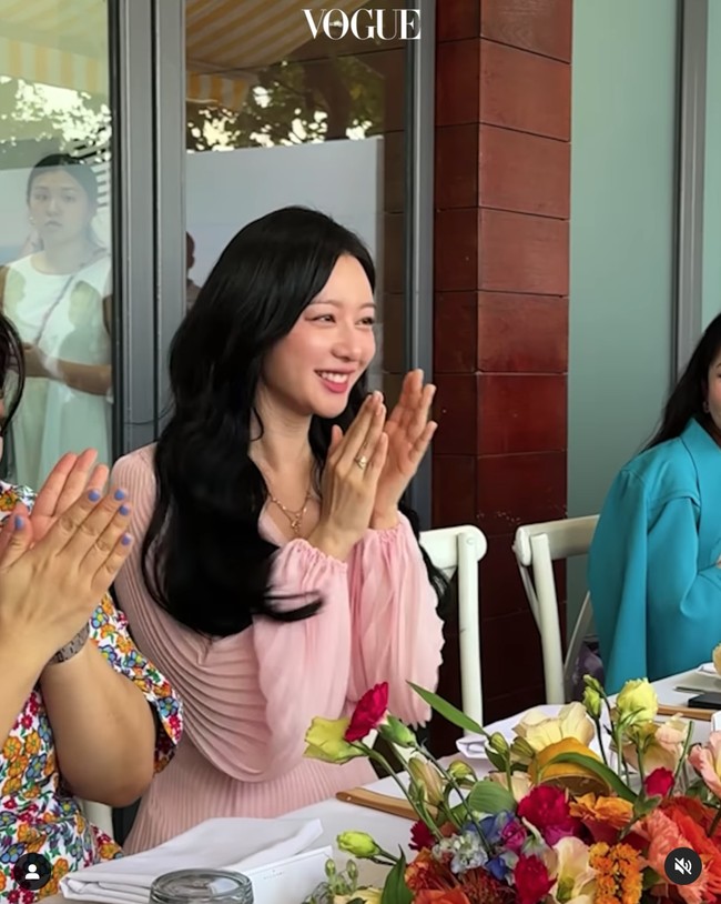 “CEO Hong Hae In sedang dalam perjalanan bisnisㅜㅜ” “Bagaimana bisa dia semakin cantik,” “Dia benar-benar Hong Hae In, sangat cantikㅠㅠㅠㅠ” “Dia benar-benar terlihat cantik memakai baju warna pink,” komentar sejumlah netizen Korea menyorot pesona Kim Ji Won di event BVLGARI. Foto: Instagram