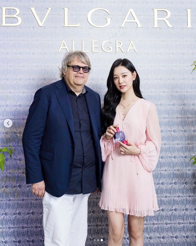 Dalam salah satu foto, Kim Ji Won tampak berfoto bersama Master Perfumer BVLGARI Jacques Cavalier Beltru yang menggabungkan aroma neroli dan lemon Sisilia dalam BVLGARI Allegra Chill & Sole. Foto: Instagram