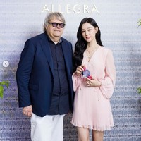 Dalam salah satu foto, Kim Ji Won tampak berfoto bersama Master Perfumer BVLGARI Jacques Cavalier Beltru yang menggabungkan aroma neroli dan lemon Sisilia dalam BVLGARI Allegra Chill & Sole. Foto: Instagram