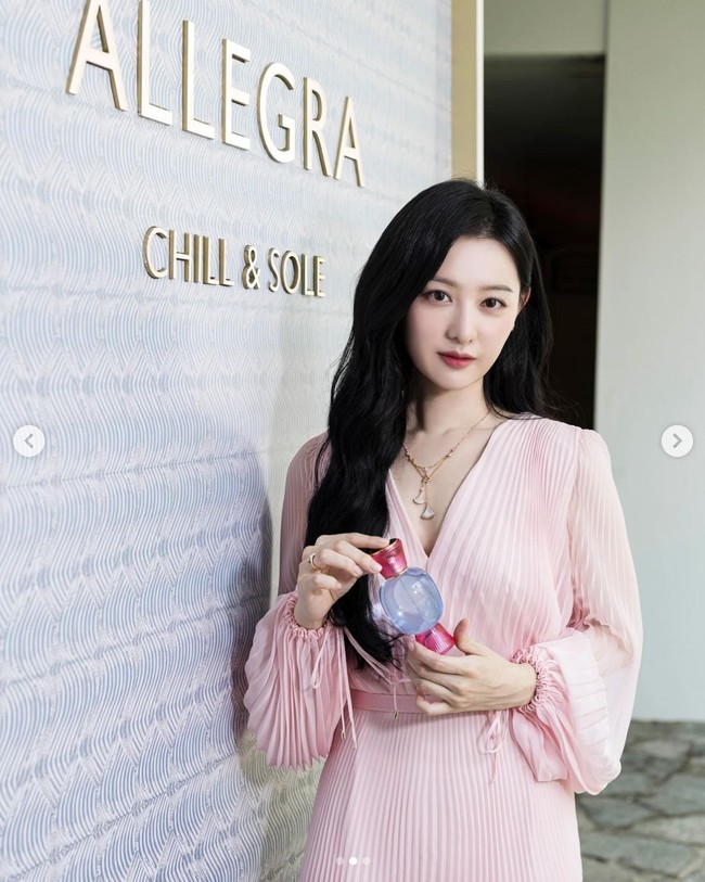 Dalam kesempatan itu, Kim Ji Won tampil anggun berbalut gaun berwarna pink keluaran brand fashion Italia, MAX MARA. Foto: Instagram