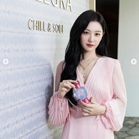 Dalam kesempatan itu, Kim Ji Won tampil anggun berbalut gaun berwarna pink keluaran brand fashion Italia, MAX MARA. Foto: Instagram