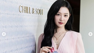 7 Gaya Kim Ji Won Hadiri Acara BVLGARI di Singapura, Elegan Bergaun Pink