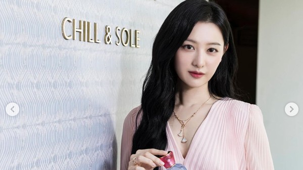 7 Gaya Kim Ji Won Hadiri Acara BVLGARI di Singapura, Elegan Bergaun Pink