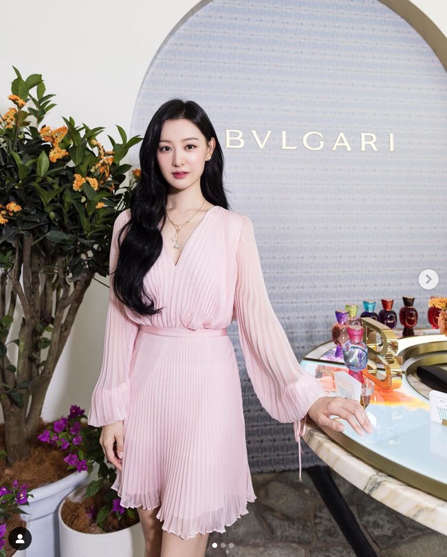 Kim Ji Won meraih popularitas setelah membintangi drama Korea Queen of Tears. Baru-baru ini, sang aktris bertolak ke Singapura untuk menghadiri event peluncuran parfum BVLGARI Allegra Chill & Sole di Tanjong Beach Club di Sentosa. Foto: Instagram