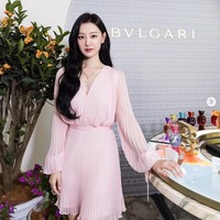 Kim Ji Won meraih popularitas setelah membintangi drama Korea Queen of Tears. Baru-baru ini, sang aktris bertolak ke Singapura untuk menghadiri event peluncuran parfum BVLGARI Allegra Chill & Sole di Tanjong Beach Club di Sentosa. Foto: Instagram