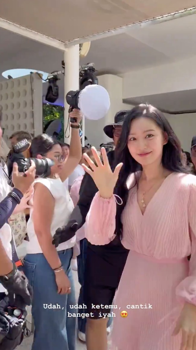 Saat tiba di event peluncuran parfum BVLGARI, Kim Ji Won disambut kerumunan wartawan dan penggemar, membuktikan popularitasnya yang meningkat setelah membintangi drama Korea Queen of Tears. Foto: Instagram