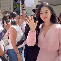 Saat tiba di event peluncuran parfum BVLGARI, Kim Ji Won disambut kerumunan wartawan dan penggemar, membuktikan popularitasnya yang meningkat setelah membintangi drama Korea Queen of Tears. Foto: Instagram