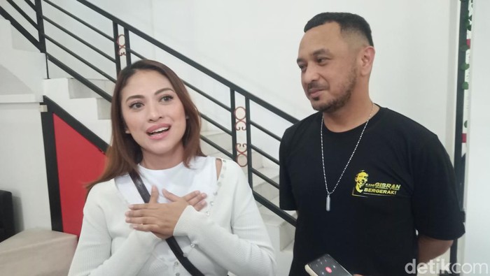 Giring Ganesha dan istrinya, Cynthia Riza, saat ditemui di di Posko KAMI Gibran, Kota Solo, Kamis (16/5/2024).