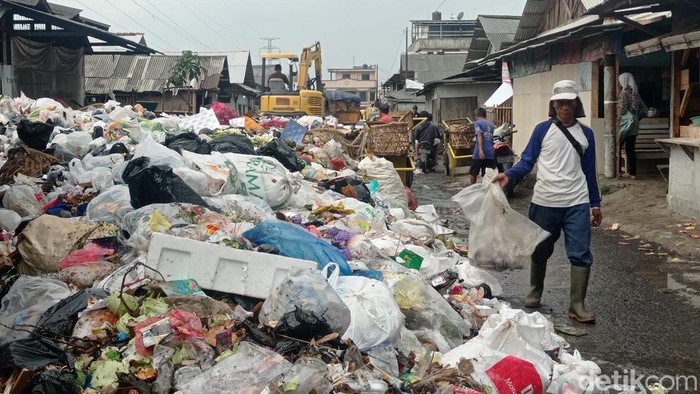 Gunungan sampah dan kondisi jalan rusak di Pasar Cikurubuk Tasikmalaya.