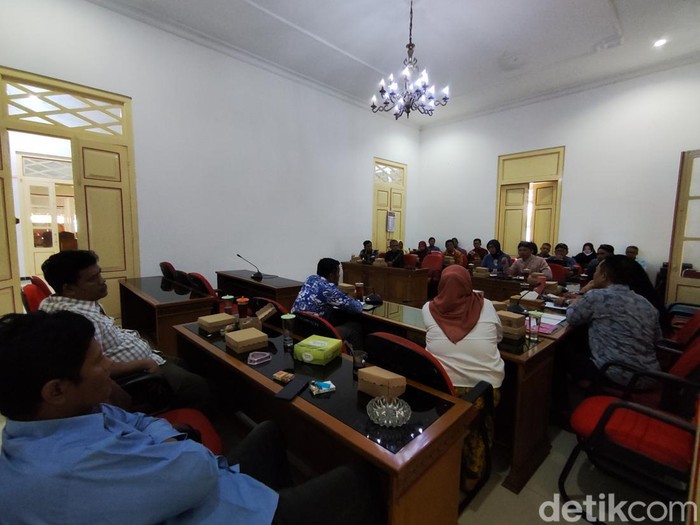 Suasana rapat dengar pendapat (RDP) pegawai honorer di Gunungkidul di kantor DPRD bersama legislator dan dinas terkait, Kamis (16/5/2024).
