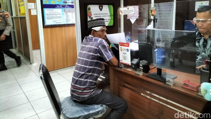 Seorang pria di Palembang, Hermanto (38) dibacok orang karena dianggap cepu atau informan polisi. Peristiwa itu diduga terjadi karena salah paham.