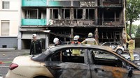 Penyebab ledakan di dalam kios di lantai dasar gedung enam lantai dan kebakaran yang terjadi belum diketahui.