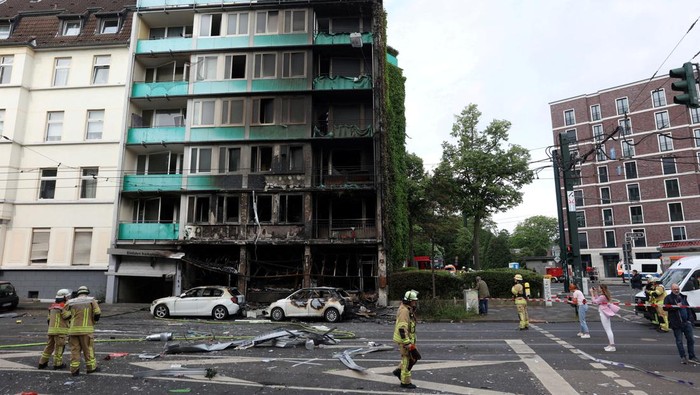 Horor Ledakan Apartemen di Jerman, 3 Orang Tewas A general view shows the scene after an overnight explosion inside a kiosk killed three people and injured sixteen others in the western German city of Duesseldorf, Germany, May 16, 2024. REUTERS/Thilo Schmuelgen TPX IMAGES OF THE DAY
