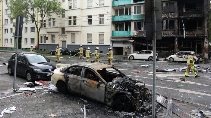 Horor Ledakan Apartemen di Jerman, 3 Orang Tewas A general view shows the scene after an overnight explosion inside a kiosk killed three people and injured sixteen others in the western German city of Duesseldorf, Germany, May 16, 2024. REUTERS/Thilo Schmuelgen TPX IMAGES OF THE DAY