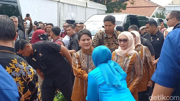 Ibu negara Republik Indonesia Iriana Joko Widodo (Jokowi), saat mengunjungi EXPO UMKM HUT ke-44 Dekranas di Pura Mangkunegaran, Kota Solo, Kamis (16/5/2024).
