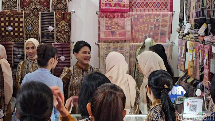 Ibu negara Republik Indonesia Iriana Joko Widodo (Jokowi), saat mengunjungi EXPO UMKM HUT ke-44 Dekranas di Pura Mangkunegaran, Kota Solo, Kamis (16/5/2024).