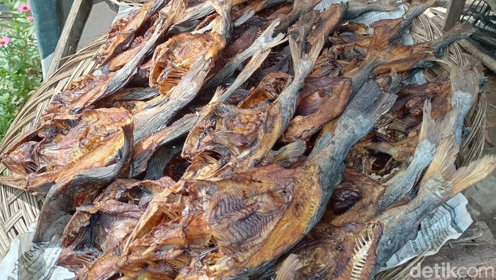Ikan salai yang sedang dijual
